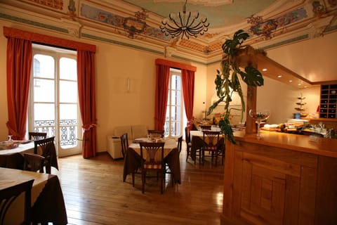 Restaurant/places to eat, Living room