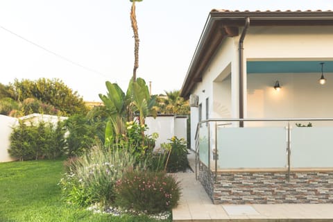 Patio, Facade/entrance, Garden, Balcony/Terrace, Garden view