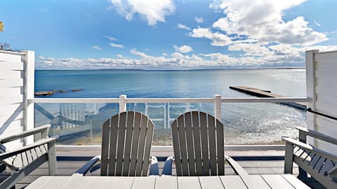 Put-In-Bay Waterfront Condo #108 House in South Bass Island