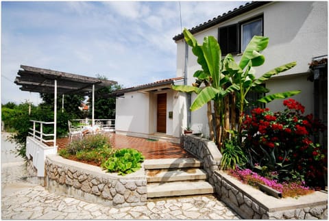 Property building, Facade/entrance, Garden