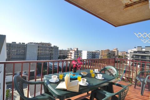 View (from property/room), Balcony/Terrace, Dining area, City view