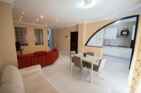 Kitchen or kitchenette, Seating area