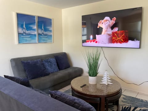 Communal lounge/ TV room, TV and multimedia, Living room, Decorative detail, Seating area, Evening entertainment