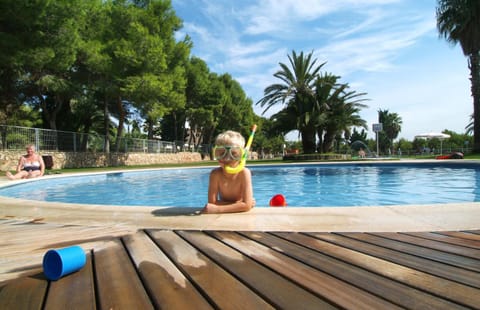 Day, Swimming pool, young children