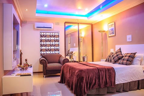 TV and multimedia, Photo of the whole room, Seating area, Bedroom, City view, Garden view, Pool view, Inner courtyard view