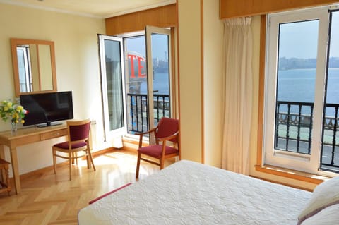 Staff, People, Balcony/Terrace, Photo of the whole room, Decorative detail, Decorative detail, Bedroom, Sea view, Family