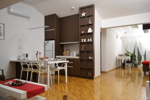 Kitchen or kitchenette, Living room, Seating area, Dining area