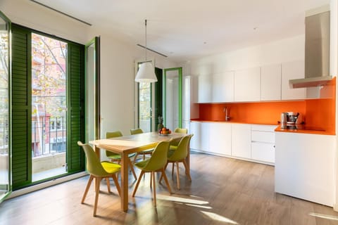 Kitchen or kitchenette, Dining area, City view, Street view, stove