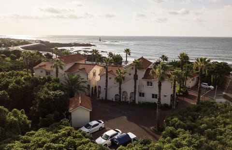 Property building, Day, Neighbourhood, Natural landscape, Sea view, Location