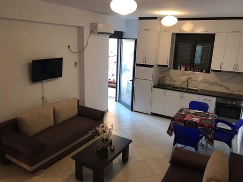 Kitchen or kitchenette, Living room, Food and drinks, Decorative detail, Dining area, oven