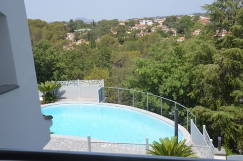 Belle maison avec piscine dans les hauteurs à Saint Raphael Villa in Saint-Raphael