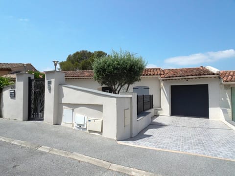 Belle maison avec piscine dans les hauteurs à Saint Raphael Villa in Saint-Raphael