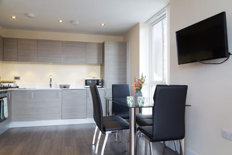 Kitchen or kitchenette, Dining area