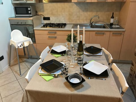 Kitchen or kitchenette, Dining area