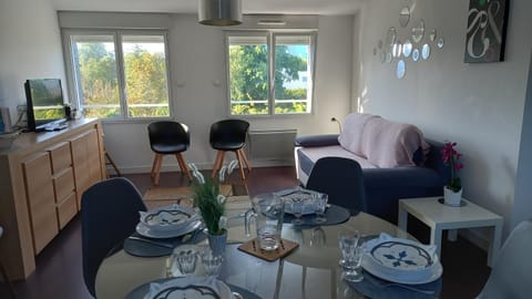Lounge or bar, kitchen