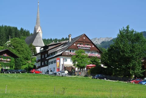 Facade/entrance