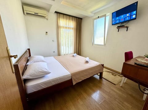 Bed, TV and multimedia, Photo of the whole room, Bedroom, air conditioner