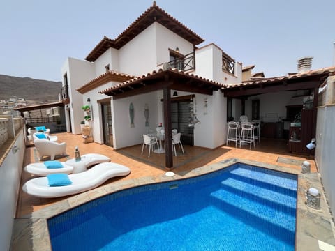 Property building, Facade/entrance, BBQ facilities, Solarium, Balcony/Terrace, Dining area, Swimming pool