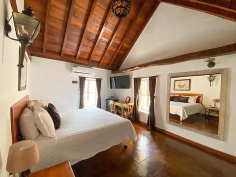 Restaurant/places to eat, Bed, TV and multimedia, Photo of the whole room, Bedroom, Breakfast