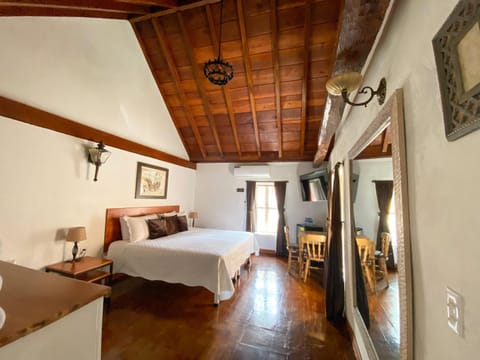 Restaurant/places to eat, Bed, TV and multimedia, Photo of the whole room, Bedroom, Breakfast