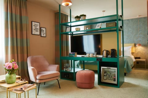 TV and multimedia, Living room, Photo of the whole room, Decorative detail, Seating area