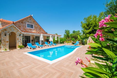 Property building, Patio, Day, Garden, Garden view, Pool view, Swimming pool, sunbed