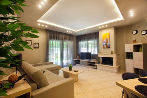 Toilet, Nearby landmark, Restaurant/places to eat, Bed, Neighbourhood, Natural landscape, Garden, Garden, TV and multimedia, Kitchen or kitchenette, Living room, Seating area, Dining area, Beach, Beach, Garden view, Street view, Supermarket/grocery shop, Shopping Area