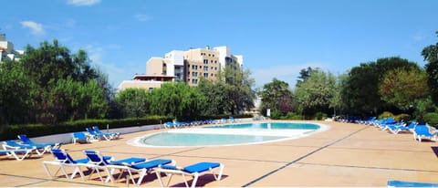 Property building, Day, View (from property/room), Pool view, Swimming pool, Open Air Bath, Parking, pet friendly, sunbed
