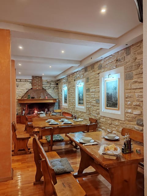 Property building, Restaurant/places to eat, Food and drinks, Breakfast, Dinner