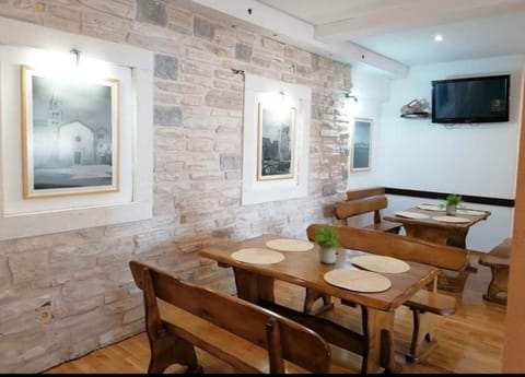 Restaurant/places to eat, TV and multimedia