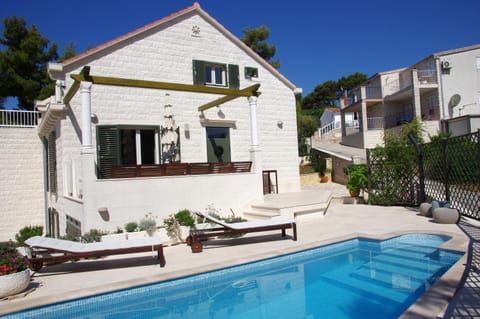 Property building, Facade/entrance, Balcony/Terrace, Swimming pool