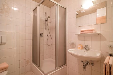 Shower, Bathroom, towels