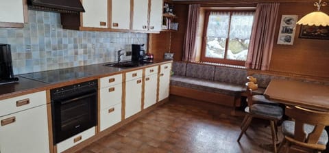 Kitchen or kitchenette, Dining area, stove