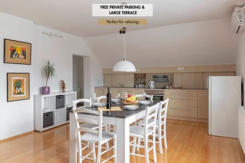 Kitchen or kitchenette, Dining area, dishwasher, minibar, oven, pet friendly, stove