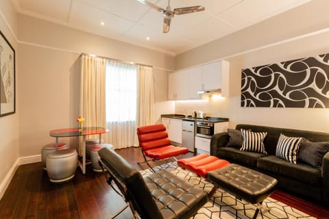 Coffee/tea facilities, Kitchen or kitchenette, Seating area