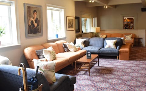 Lounge or bar, Seating area