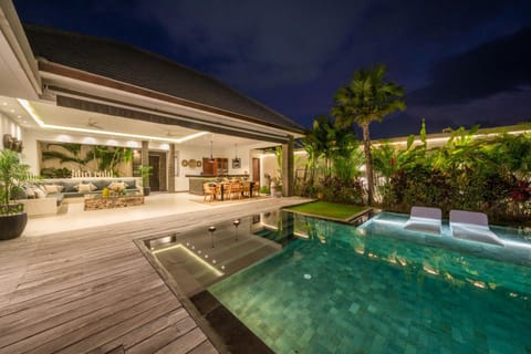 Property building, Swimming pool, Swimming pool