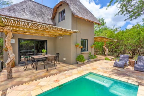 Patio, Garden, Dining area, Garden view, Pool view, Swimming pool, sunbed