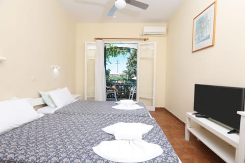 Bed, TV and multimedia, Photo of the whole room, Bedroom