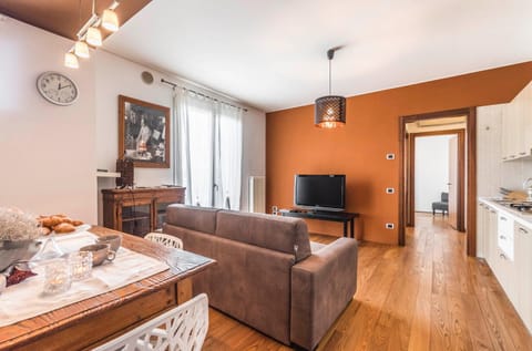 TV and multimedia, Coffee/tea facilities, Kitchen or kitchenette, Living room, Dining area