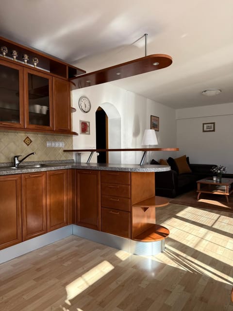 Kitchen or kitchenette, Seating area