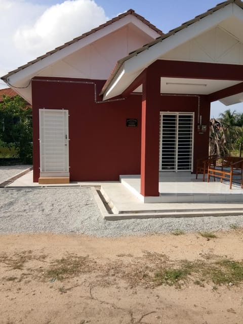 Property building, Nearby landmark, Facade/entrance, Natural landscape, Bird's eye view, View (from property/room), Floor plan, Street view, Area and facilities, Supermarket/grocery shop, Family, Family