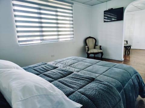 Bed, TV and multimedia, Photo of the whole room, Bedroom