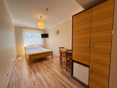 Bed, TV and multimedia, Photo of the whole room, wardrobe