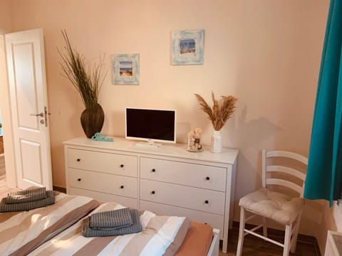 Bed, TV and multimedia, Bedroom