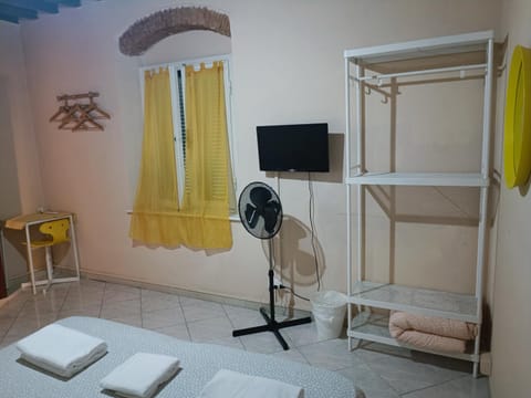 TV and multimedia, Photo of the whole room, Bedroom, towels