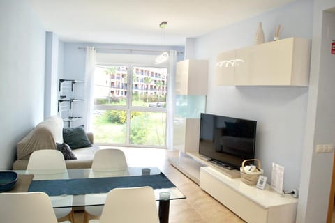 TV and multimedia, View (from property/room), Photo of the whole room, Dining area, City view