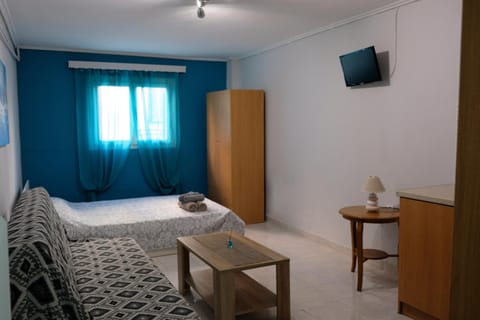 Bed, TV and multimedia, Living room, Photo of the whole room, Seating area, Bedroom, wardrobe