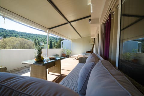 Property building, Balcony/Terrace, Decorative detail, City view, Mountain view
