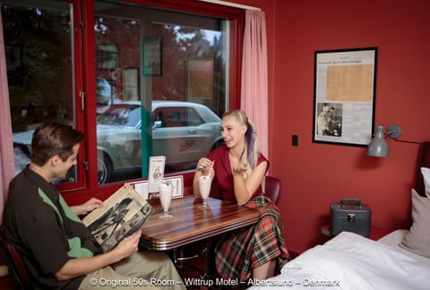 Restaurant/places to eat, Communal lounge/ TV room, Decorative detail, Seating area, Area and facilities